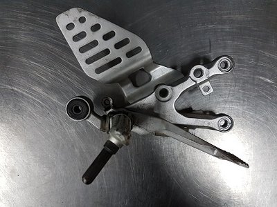 Yamaha R6 voetsteun rechts plus ankerplaat.